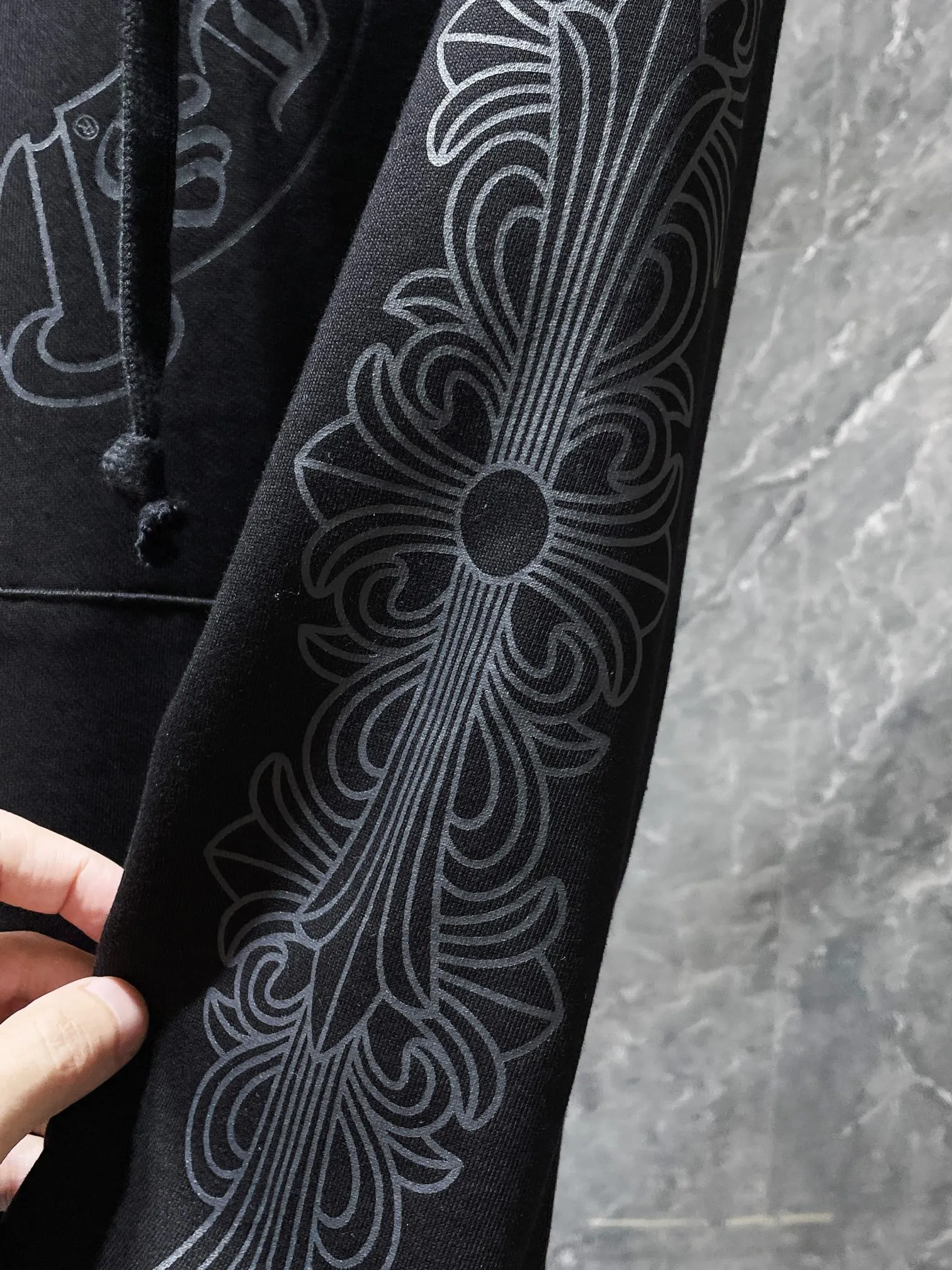 M29—P210 -Chrome Hearts/Chrome Hearts printed sweatshirt cardigan jacket -420 grams of high-density, high-quality wool, soft, delicate and skin-friendly, soft and silky to the touch, warm and skin-friendly -The hardware zipper accessories are all customized and full of details -Colour: black white -Size: S M L XL